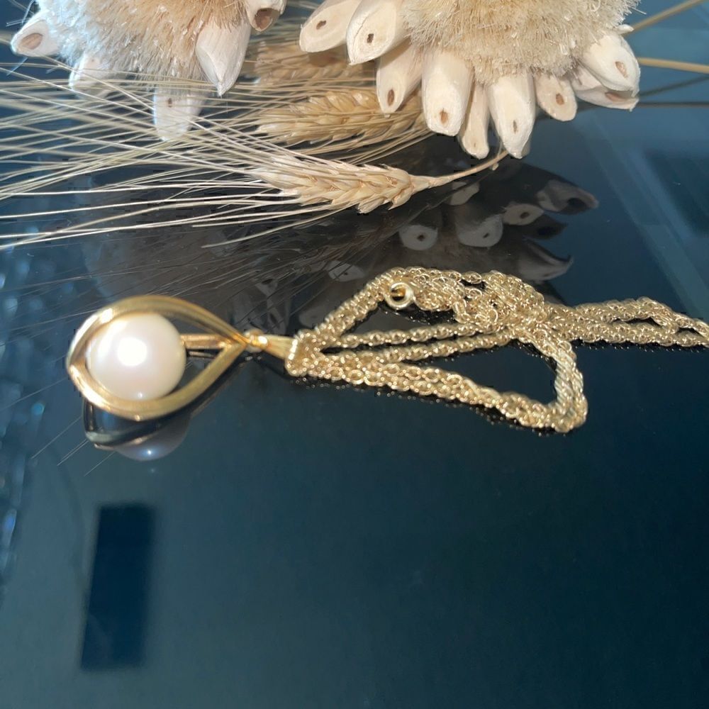 Vintage gold tone Avon necklace